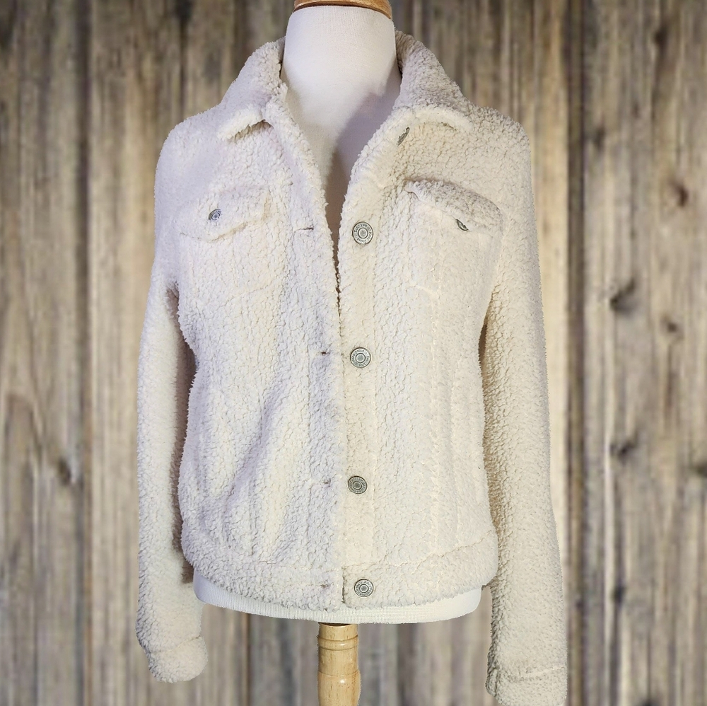 Womens Mudd jacket, White sheep skin look, size medium M, short waist length.